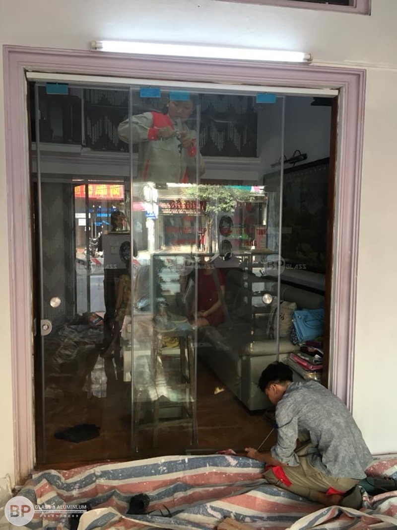 cửa kính trượt ray treo cô nguyệt 687 Minh Khai